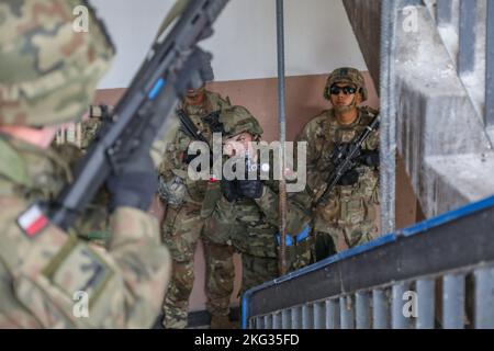 US-Soldaten, die dem Bataillon 3., dem Kavallerieregiment 8., dem Kampfteam der Panzerbrigade 3., der Kavalleriedivision 1. (3-1 ABCT) und polnischen Soldaten der masowischen Brigade der Territorialen Verteidigungsstreitkräfte 5. zugewiesen wurden, nahmen an einer NATO-Übung für städtische taktische Operationen in Komorowo, Polen, am 26. Oktober 2022 Teil. Die 3-1 ABCT ist unter anderem der 1. Infanterie-Division zugeordnet und arbeitet stolz mit NATO-Verbündeten und regionalen Sicherheitspartnern zusammen, um dem V Corps, Amerikas vorwärts entsandt Korps in Europa, kampfglaubwürdige Streitkräfte zur Verfügung zu stellen. Stockfoto