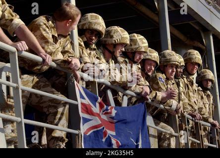 UMM QASR, IRAK - 28. März 2003 - Soldaten der britischen Armee an Bord des Royal Fleet Auxiliary, Landing Ship Logistic RFA Sir Galahad (L 3005), als es ankommt Stockfoto