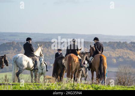 Fuchsjagd in Großbritannien: Eine Gruppe von Reitern zu Pferd, die zusammen in einer Gruppe in der Landschaft von Worcestershire auf die Jagd warten. Stockfoto