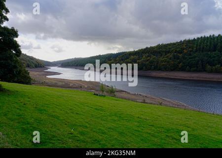 Dunkle Regenwolken sammeln sich über den schwindenden Gewässern des Ladybower Reservoirs im Hope Valley, Derbyshire Stockfoto