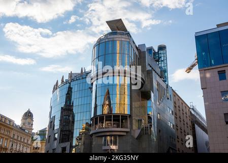 Der Stephansdom spiegelt sich im Haas-Haus in Wien, Österreich, Europa, wider Stockfoto