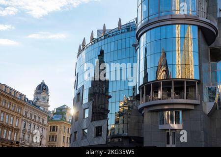 Der Stephansdom spiegelt sich im Haas-Haus in Wien, Österreich, Europa, wider Stockfoto