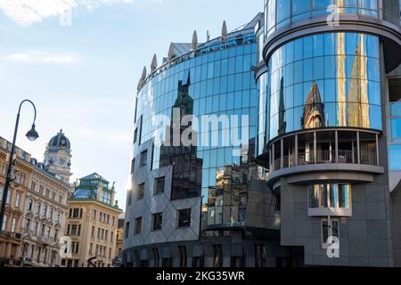 Der Stephansdom spiegelt sich im Haas-Haus in Wien, Österreich, Europa, wider Stockfoto