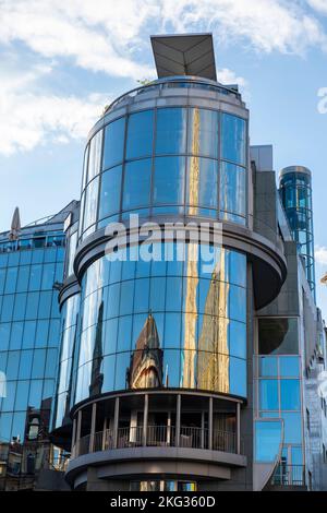 Der Stephansdom spiegelt sich im Haas-Haus in Wien, Österreich, Europa, wider Stockfoto