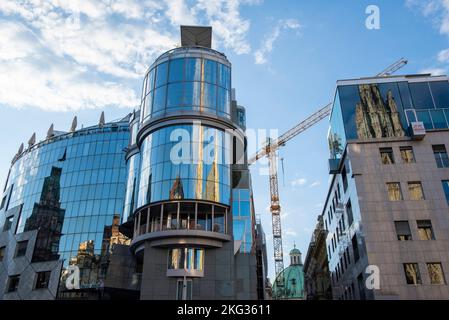 Der Stephansdom spiegelt sich im Haas-Haus in Wien, Österreich, Europa, wider Stockfoto