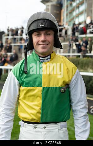 Ascot, Bergen, Großbritannien. 19.. November 2022. Jockey Lorcan Williams Gewinner des Ebony Horse Club Novice's Limited Handicap Steeple Chase auf Pferd Milan Bridge, trainiert von Paul Nicholls, der der einzige Läufer war, da die anderen vier Pferde aufgrund der Bodenbedingungen nach dem Einfluss der Sommerhitze zurückgezogen wurden. Jockey Lorcan musste nur einen Walkover über die Ziellinie machen, um zum Sieger gekrönt zu werden. Der letzte Walkover in Ascot war vor 39 Jahren, am 19.. November 1983, als Pferd Rosa Ruler in der Handicap-Hürde des Snow Hill über die Ziellinie lief. Quelle: Maureen McLean/Alamy Stockfoto