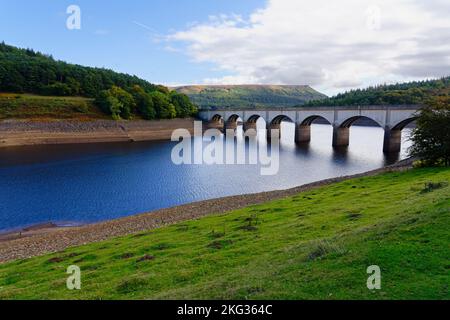 Fallende Wasserstände auf dem Fluss Derwent, während er durch das Ladybower Reservoir fließt. Stockfoto
