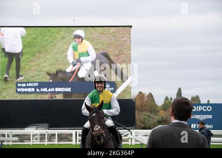 Ascot, Bergen, Großbritannien. 19.. November 2022. Jockey Lorcan Williams Gewinner des Ebony Horse Club Novice's Limited Handicap Steeple Chase auf Pferd Milan Bridge, trainiert von Paul Nicholls, der der einzige Läufer war, da die anderen vier Pferde aufgrund der Bodenbedingungen nach dem Einfluss der Sommerhitze zurückgezogen wurden. Jockey Lorcan musste nur einen Walkover über die Ziellinie machen, um zum Sieger gekrönt zu werden. Der letzte Walkover in Ascot war vor 39 Jahren, am 19.. November 1983, als Pferd Rosa Ruler in der Handicap-Hürde des Snow Hill über die Ziellinie lief. Quelle: Maureen McLean/Alamy Stockfoto