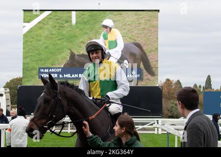 Ascot, Bergen, Großbritannien. 19.. November 2022. Jockey Lorcan Williams Gewinner des Ebony Horse Club Novice's Limited Handicap Steeple Chase auf Pferd Milan Bridge, trainiert von Paul Nicholls, der der einzige Läufer war, da die anderen vier Pferde aufgrund der Bodenbedingungen nach dem Einfluss der Sommerhitze zurückgezogen wurden. Jockey Lorcan musste nur einen Walkover über die Ziellinie machen, um zum Sieger gekrönt zu werden. Der letzte Walkover in Ascot war vor 39 Jahren, am 19.. November 1983, als Pferd Rosa Ruler in der Handicap-Hürde des Snow Hill über die Ziellinie lief. Quelle: Maureen McLean/Alamy Stockfoto