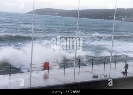 Raue See über der Promenade Penzance Cornwall UK Stockfoto