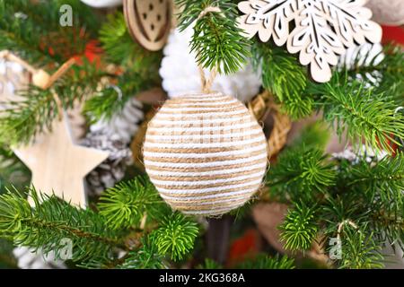 Natürliche Weihnachtsbaumkugel aus beigem und weißem Jute-Seil Stockfoto