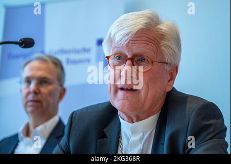 Amberg, Deutschland. 21.. November 2022. Heinrich Bedford-Strohm, Bischof der Evangelisch-Lutherischen Kirche in Bayern, spricht im Rahmen einer Pressekonferenz. In Amberg findet das Herbsttreffen der Landesynode der Evangelisch-Lutherischen Kirche in Bayern statt. Quelle: Armin Weigel/dpa/Alamy Live News Stockfoto