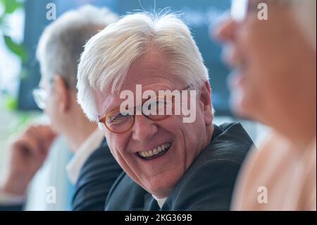 Amberg, Deutschland. 21.. November 2022. Heinrich Bedford-Strohm, Bischof der Evangelisch-Lutherischen Kirche in Bayern, nimmt an einer Pressekonferenz Teil. In Amberg findet das Herbsttreffen der Landesynode der Evangelisch-Lutherischen Kirche in Bayern statt. Quelle: Armin Weigel/dpa/Alamy Live News Stockfoto