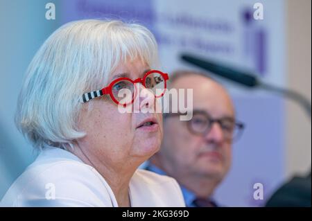 Amberg, Deutschland. 21.. November 2022. Annekathrin Preidel, Synodenpräsident der Evangelisch-Lutherischen Kirche in Bayern, spricht im Rahmen einer Pressekonferenz. In Amberg findet das Herbsttreffen der Landesynode der Evangelisch-Lutherischen Kirche in Bayern statt. Quelle: Armin Weigel/dpa/Alamy Live News Stockfoto