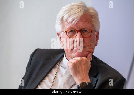 Amberg, Deutschland. 21.. November 2022. Heinrich Bedford-Strohm, Bischof der Evangelisch-Lutherischen Kirche in Bayern, nimmt an einer Pressekonferenz Teil. In Amberg findet das Herbsttreffen der Landesynode der Evangelisch-Lutherischen Kirche in Bayern statt. Quelle: Armin Weigel/dpa/Alamy Live News Stockfoto