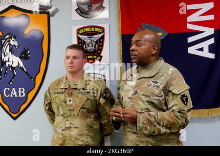 U.S. Army Command Sgt. Maj. Ron L. Hill, Kommandofeldwebel Major des 2. Bataillons, 149. Aviation Regiment, General Support Aviation Bataillon, 36. Combat Aviation Brigade, „Task Force Mustang“, 36. Infanterie Division (rechts), stellt SPC vor. Damon Swanson, UH-60 Black Hawk Helikopter-Werkstatt, 15T, für 2-149. GSAB, an die Brigade-Führung während einer Kommandos- und Stabssitzung im Hauptquartier der Task Force Mustang in Camp Buehring, Kuwait, am 26. Oktober 2022. Swanson, der aus Conway, Arkansas, stammt, wurde für die jüngsten Leistungsbeurteilungen als Hubschrauber-Werkstatt des Typs UH-60 Black Hawk ausgezeichnet, die für die Stockfoto