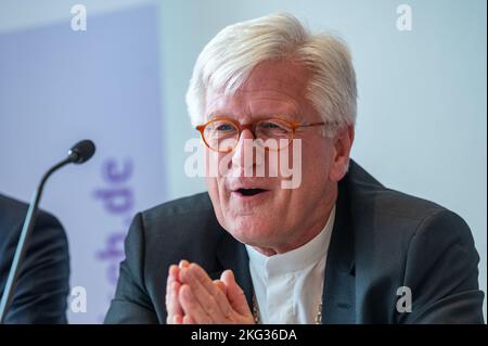 Amberg, Deutschland. 21.. November 2022. Heinrich Bedford-Strohm, Bischof der Evangelisch-Lutherischen Kirche in Bayern, nimmt an einer Pressekonferenz Teil. In Amberg findet das Herbsttreffen der Landesynode der Evangelisch-Lutherischen Kirche in Bayern statt. Quelle: Armin Weigel/dpa/Alamy Live News Stockfoto