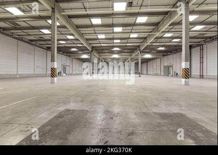 Aufnahme eines leeren Bereichs in einem gewerblichen Innengebäude aus einem niedrigen Winkel Stockfoto