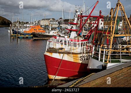 Fischerboote vertäuten in Stornoway Harbour, Isle of Lewis, Äußere Hebriden, Schottland, Großbritannien. Stockfoto