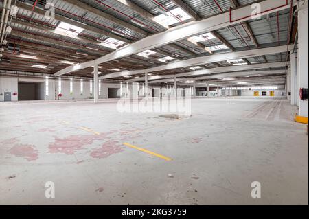 Ein Bild von einer Werkstatt in einer Fabrik mit massivem Stahldach Stockfoto
