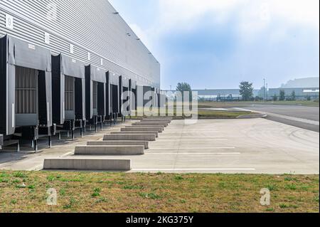 Perspektivenaufnahme des Industriegebäudes mit Laderampen in der Reihe Stockfoto