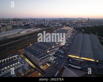 Luftaufnahme des Gewerbegebiets, umgeben von vielen anderen Anwesen am Abend Stockfoto