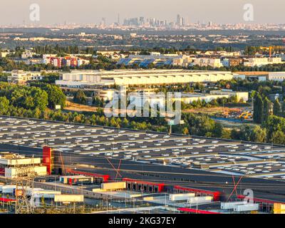 Drohnenfoto des Lagerhauses mit LKWs, die in der Laderampe geparkt sind Stockfoto