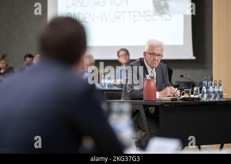 Stuttgart, Deutschland. 21.. November 2022. Winfried Kretschmann (Bündnis 90/die Grünen), Ministerpräsident von Baden-Württemberg, sitzt im Bürger- und Medienzentrum als Zeuge im Untersuchungsausschuss zur sogenannten Polizeiaffäre. Quelle: Marijan Murat/dpa/Alamy Live News Stockfoto