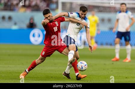 Doha, pilka nozna, Mistrzostwa Swiata, Anglia, Iran. 21.. November 2022. N. z. Ali Karimi (IRN), Mason Mount (eng), fot. Tomasz Jastrzebowski/Foto Olimpik/Sipa USA -- 21.11.2022, Doha, Fußball, FIFA World Cup 2022, England - Iran, im Bild: Ali Karimi (IRN), Mason Mount (eng), fot. Tomasz Jastrzebowski/Foto Olimpik/Sipa USA Credit: SIPA USA/Alamy Live News Stockfoto