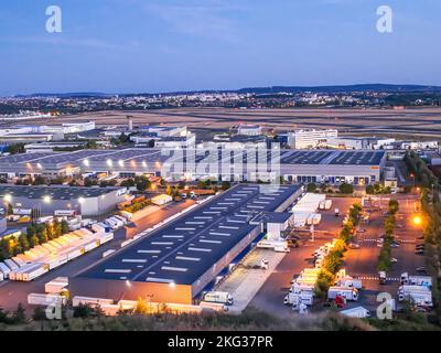 Luftaufnahme der Lagergebäude mit nachts in der Laderampe geparkten Lkws Stockfoto