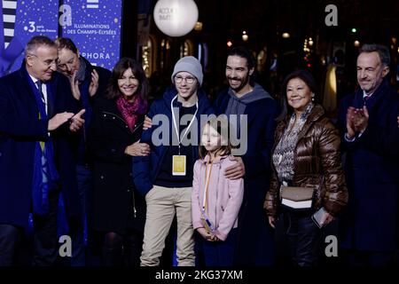 Paris, Frankreich. 20. November 2022. Marc-Antoine Jamet, Anne Hidalgo, Tahar Rahim und Jeannne d'Hautesserre starten die Weihnachtslichter in Paris. Stockfoto