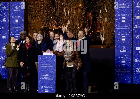 Paris, Frankreich. 20. November 2022. Marc-Antoine Jamet, Anne Hidalgo, Tahar Rahim und Jeannne d'Hautesserre starten die Weihnachtslichter in Paris. Stockfoto