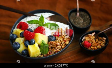 Frühstückschüssel mit Chia-Joghurt, Beeren und Früchten. Gesunder Snack oder Dessert. Stockfoto