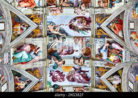 Rom Latium Italien. Die Vatikanischen Museen in der Vatikanstadt. Sixtinische Kapelle von Michelangelo. Die Decke Stockfoto