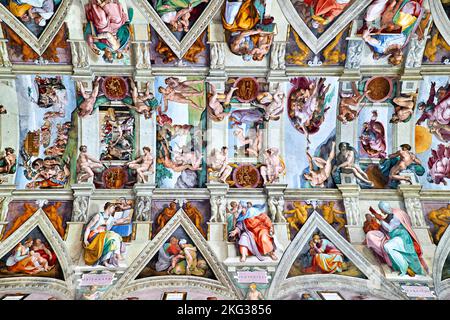 Rom Latium Italien. Die Vatikanischen Museen in der Vatikanstadt. Sixtinische Kapelle von Michelangelo. Die Decke Stockfoto