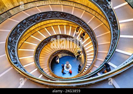 Rom Latium Italien. Die Vatikanischen Museen in der Vatikanstadt. Bramante Treppe. Wendeltreppe Stockfoto