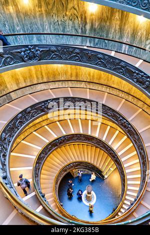 Rom Latium Italien. Die Vatikanischen Museen in der Vatikanstadt. Bramante Treppe. Wendeltreppe Stockfoto