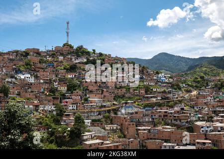 Medellin, Antioquia, Kolumbien - 13 2022. September: Comuna 13 Touristische künstlerische städtische Attraktion Kulturhistorische Nachbarschaft in einem wolkigen Tag Stockfoto