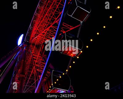 Details des beleuchteten Riesenrads „Wheel of Vision“ am Burgplatz in der Düsseldorfer Altstadt. Stockfoto