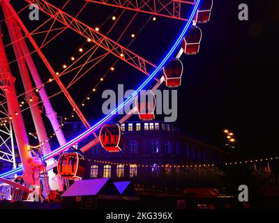 Beleuchtetes Riesenrad auf dem Weihnachtsmarkt 2022 am Burgplatz in der Düsseldorfer Altstadt. Stockfoto