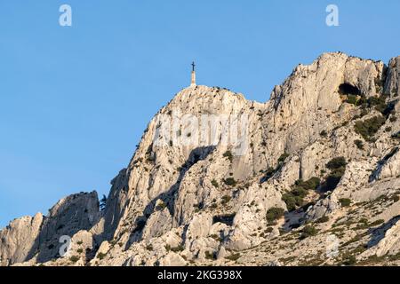 Croix de Provence, Kreuz der Provence, auf der westlichen Spitze der Montagne Sainte-Victoire mit klarem Himmel, in der Nähe von Aix-en-Provence, Frankreich Stockfoto