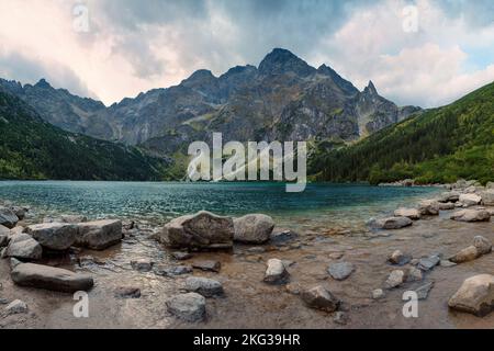 Bewölkte Berglandschaft und Morskie Oko See im Tatra-Gebirge, Polen Stockfoto