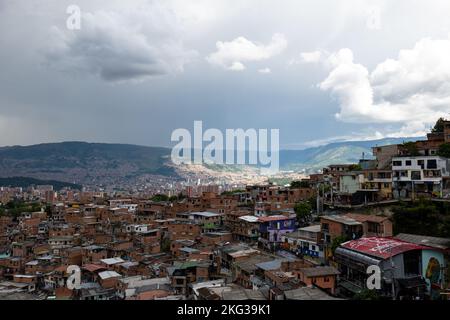 Medellin, Antioquia, Kolumbien - September 13 2022: Blick auf den nördlichen Teil der Stadt von Comuna 13 Touristic Cultural Historical Neighborhood in Stockfoto