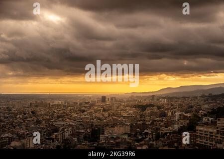 Sonnenuntergang in der Stadt Barcelona aus der Vogelperspektive Stockfoto