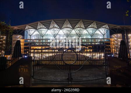 Ascot, Bergen, Großbritannien. 19.. November 2022. Die Ascot Tribüne in der Nacht nach einem Wochenende mit Pferderennen. Quelle: Maureen McLean/Alamy Stockfoto
