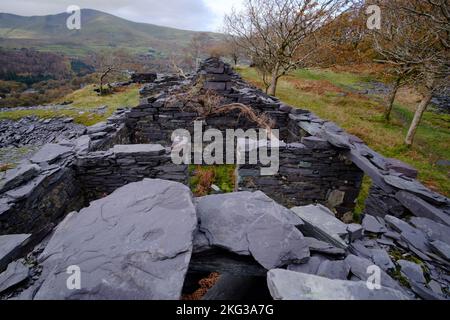 Ein Herbstspaziergang durch den Dinorwic-Schieferbruch in Llanberis, Snowdonia, Gwynedd, Nordwales, Großbritannien Stockfoto