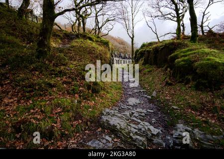 Ein Herbstspaziergang durch den Dinorwic-Schieferbruch in Llanberis, Snowdonia, Gwynedd, Nordwales, Großbritannien Stockfoto