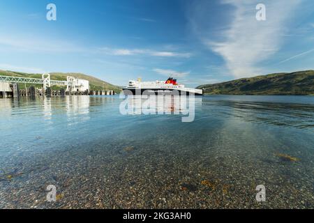 Loch Seaforth, Caledaonian MacBrayne Autofähre nähert sich Ullapool, Highlands, Schottland, Großbritannien Stockfoto