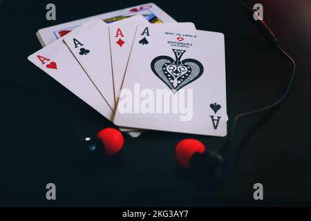 4 Ace Cards mit einem Kopfhörer Stockfoto