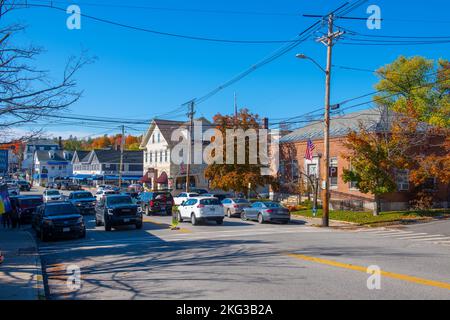 United States Post Office im Herbst in 34 S Main Street im historischen Stadtzentrum von Wolfeboro, New Hampshire NH, USA. Stockfoto